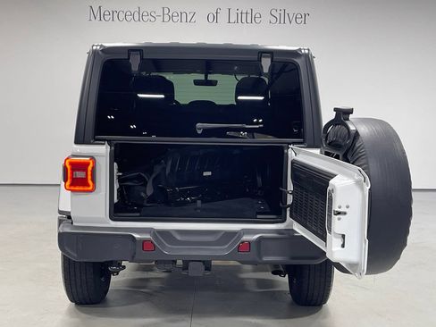 Used 2019 Jeep Wrangler Unlimited Sahara AWD/4WD image 5