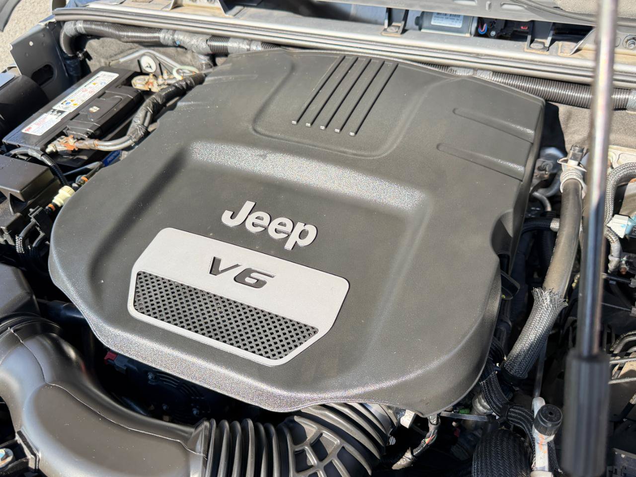 Used 2015 Jeep Wrangler Unlimited Sahara w/ Dual Top Group AWD/4WD image 69
