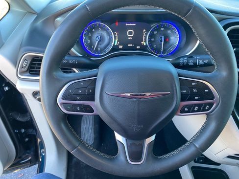 Used 2023 Chrysler Pacifica Touring-L FWD image 10