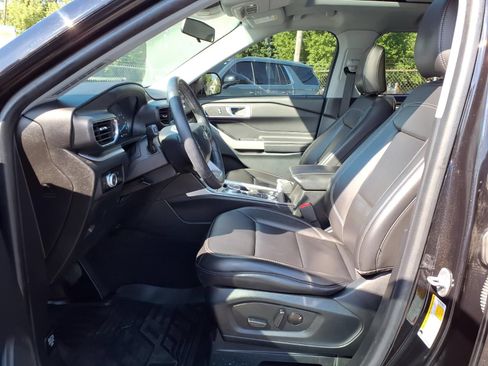 Used 2023 Ford Explorer XLT w/ Equipment Group 202A AWD/4WD image 18