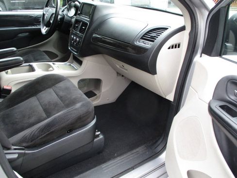 Used 2016 Dodge Grand Caravan SXT w/ Rear Park Assist Package FWD image 9