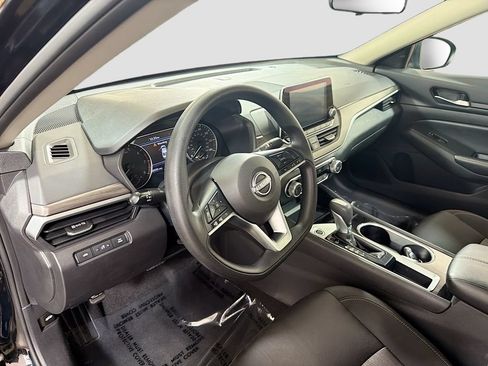Used 2024 Nissan Altima 2.5 SV FWD image 11