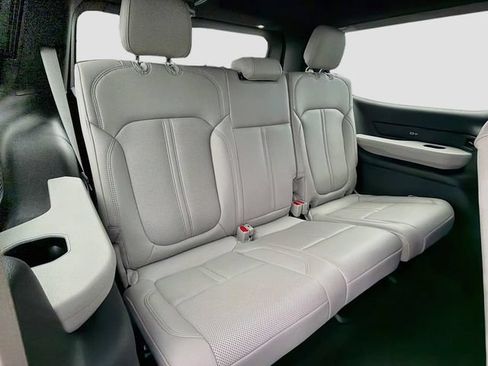 Used 2025 Jeep Wagoneer 4WD image 29