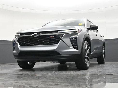 Used 2025 Chevrolet Trax RS FWD image 27