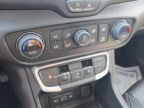 Used 2024 GMC Terrain SLT image 20