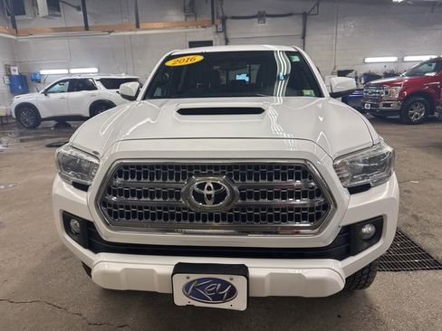 Used 2016 Toyota Tacoma TRD Sport image 2