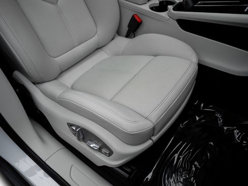 Used 2025 Porsche Macan AWD/4WD image 34