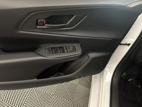 Used 2025 Toyota Prius Plug-In Hybrid image 31