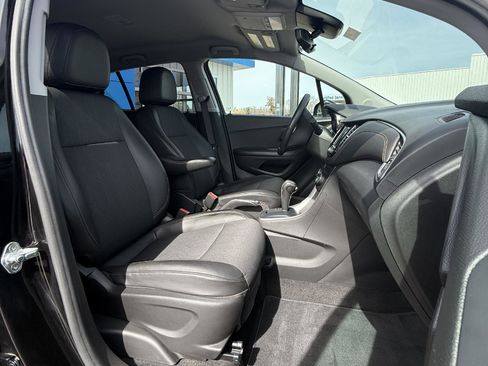 Used 2022 Chevrolet Trax LT w/ Driver Confidence Package image 17