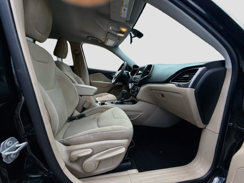 Used 2020 Jeep Cherokee Latitude FWD image 29