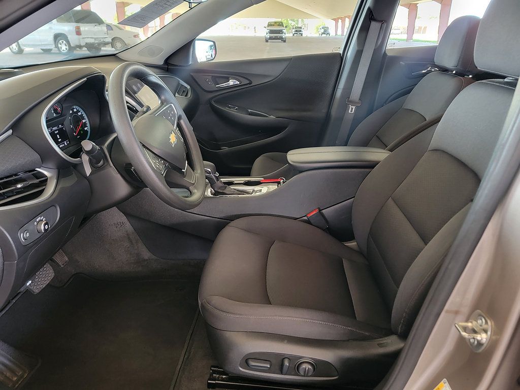 Used 2025 Chevrolet Malibu LT FWD image 2