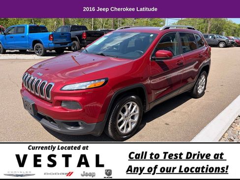 Used 2016 Jeep Cherokee Latitude AWD/4WD image 4