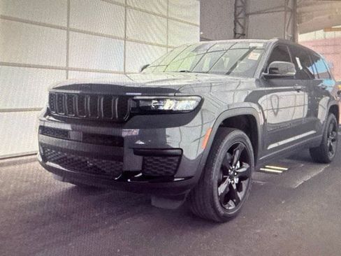 Used 2023 Jeep Grand Cherokee L Laredo RWD image 3