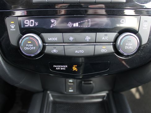 Used 2016 Nissan Rogue SV image 17