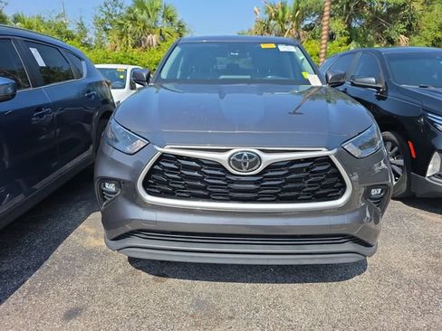 Used 2023 Toyota Highlander LE FWD image 2