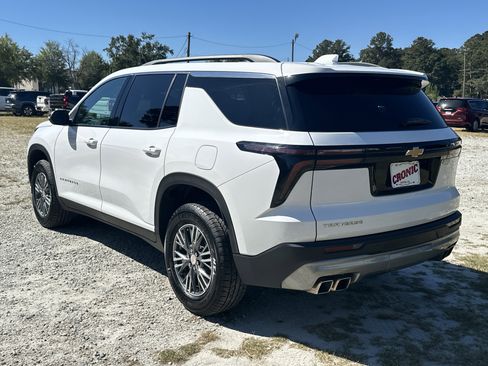 Used 2025 Chevrolet Traverse LT image 7