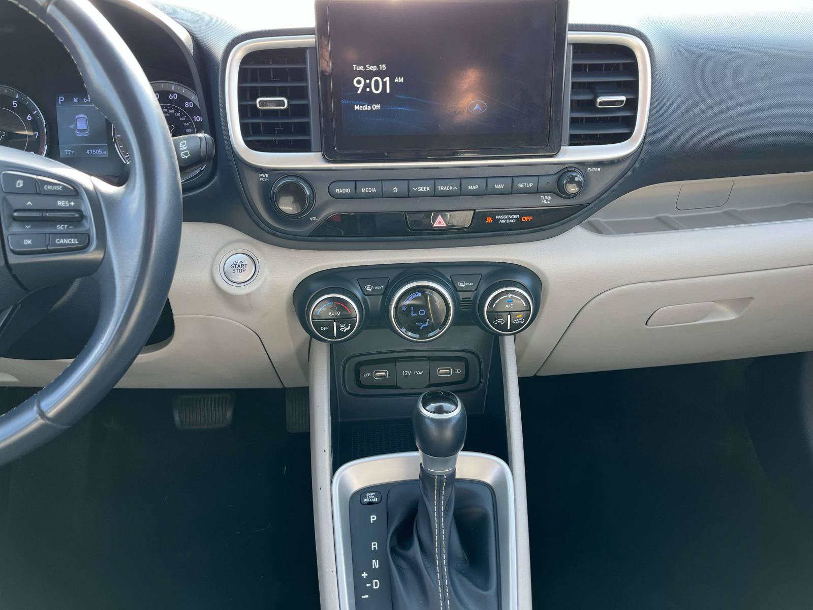 Used 2022 Hyundai Venue Limited FWD image 15