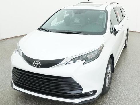 New 2026 Toyota Sienna XLE FWD image 17