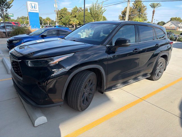 Used 2022 Toyota Highlander LE FWD image 1