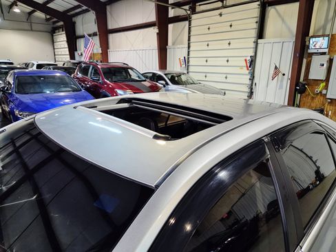 Used 2017 Toyota Camry SE w/ Moonroof Package FWD image 3