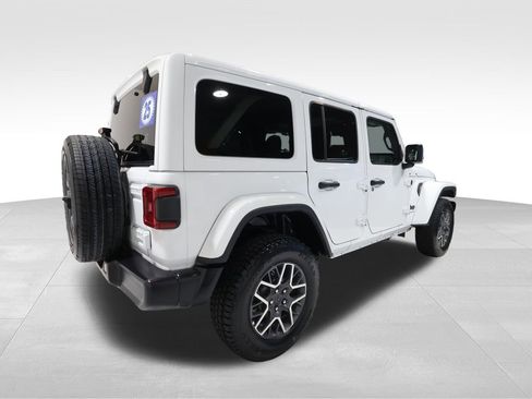Used 2025 Jeep Wrangler Sahara image 4