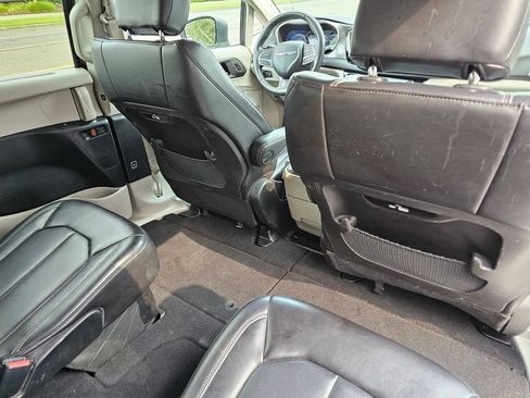 Used 2023 Chrysler Pacifica Touring-L FWD image 16