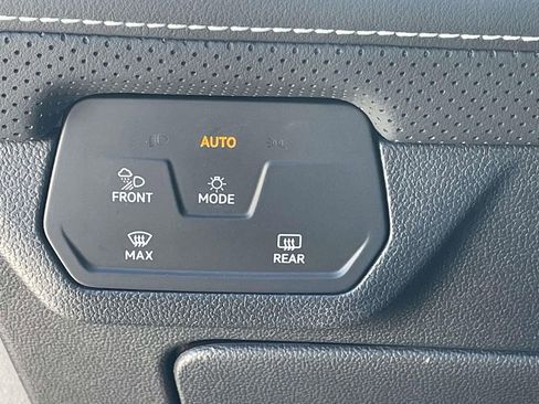 Certified 2025 Volkswagen Atlas SE FWD image 18