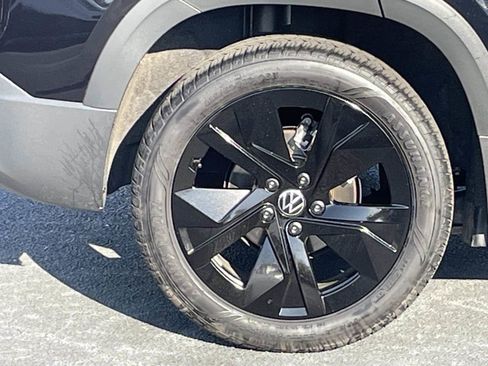 Certified 2025 Volkswagen Taos SE w/ Black Wheel Package image 9