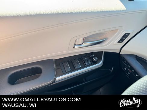 Used 2025 Toyota Sienna Platinum AWD/4WD image 19