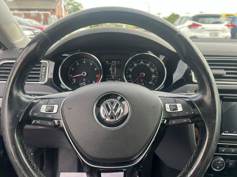 Used 2017 Volkswagen Jetta SEL FWD image 19