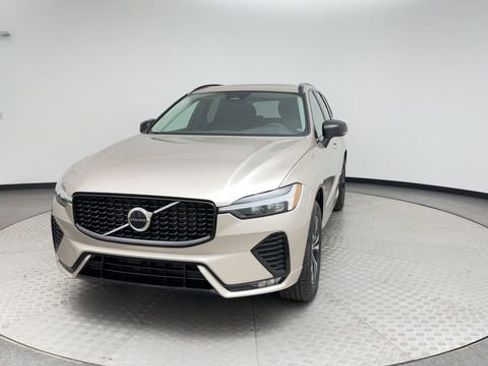 Used 2025 Volvo XC60 B5 Core image 7