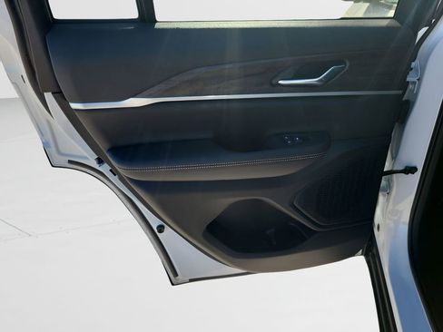 New 2026 Jeep Grand Cherokee Altitude image 43