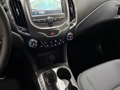 Used 2018 Chevrolet Cruze LT w/ Convenience Package FWD image 12