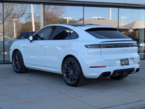 Certified 2025 Porsche Cayenne S image 3