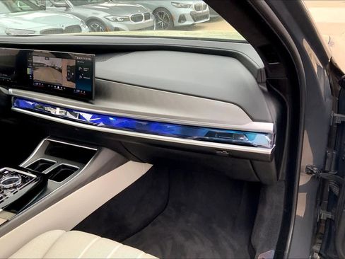 Certified 2025 BMW 760i xDrive w/ Executive Package image 17