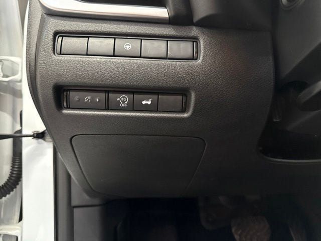 Used 2024 Nissan Rogue SV AWD/4WD image 25