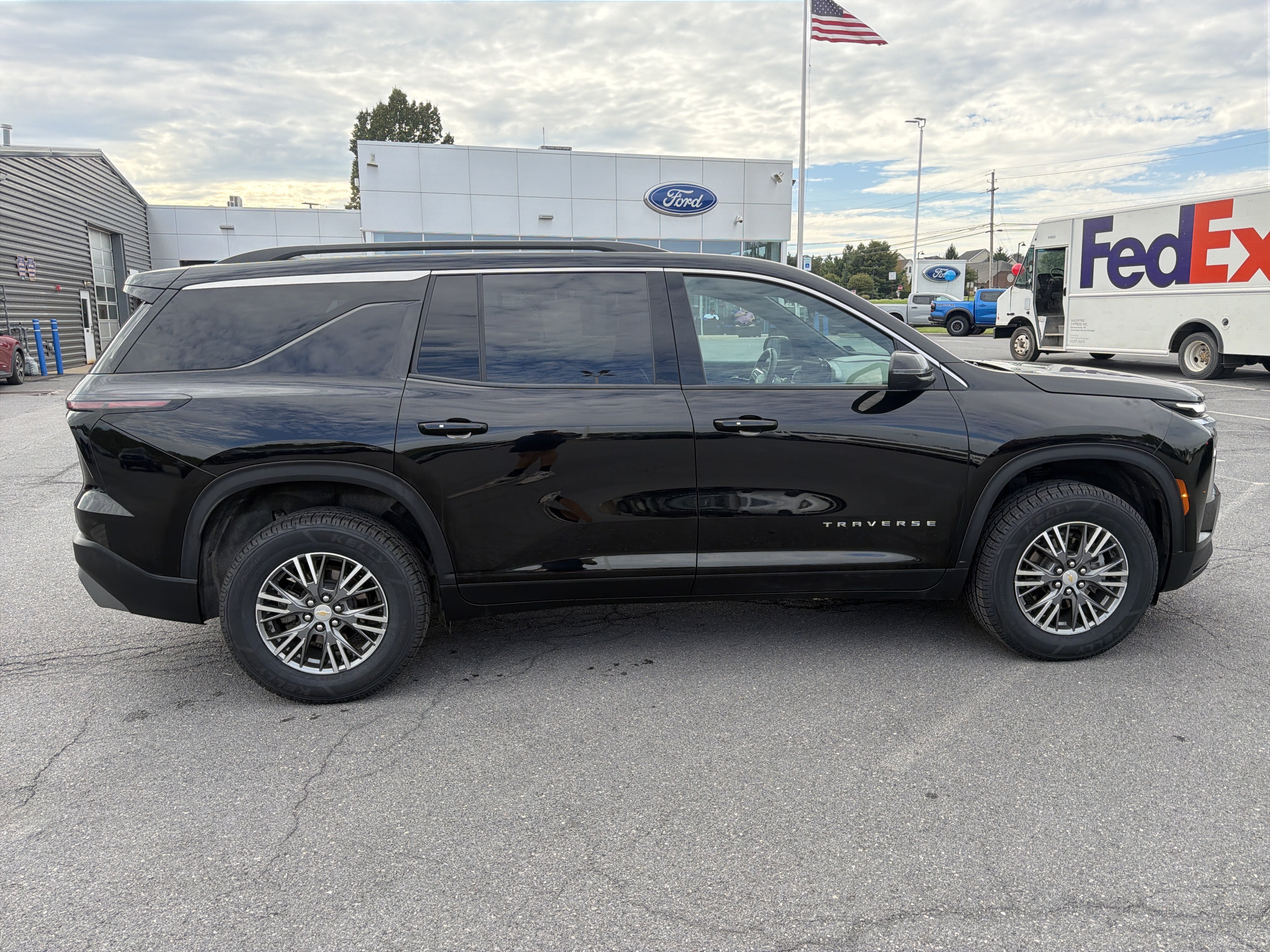 Used 2025 Chevrolet Traverse LT AWD/4WD image 2