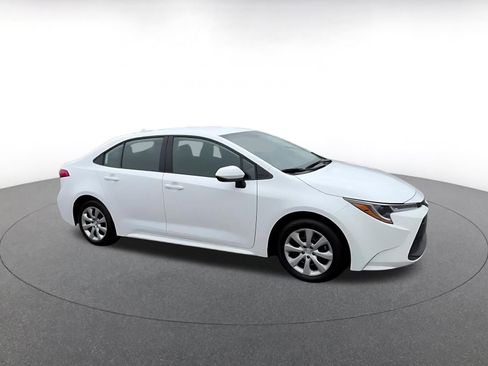 Used 2025 Toyota Corolla LE image 2
