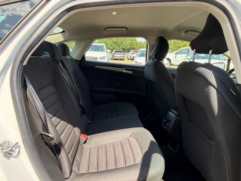 Used 2019 Ford Fusion SE FWD image 16