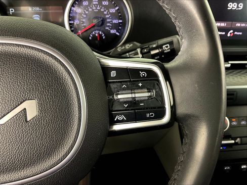 Used 2023 Kia Carnival LX FWD image 12