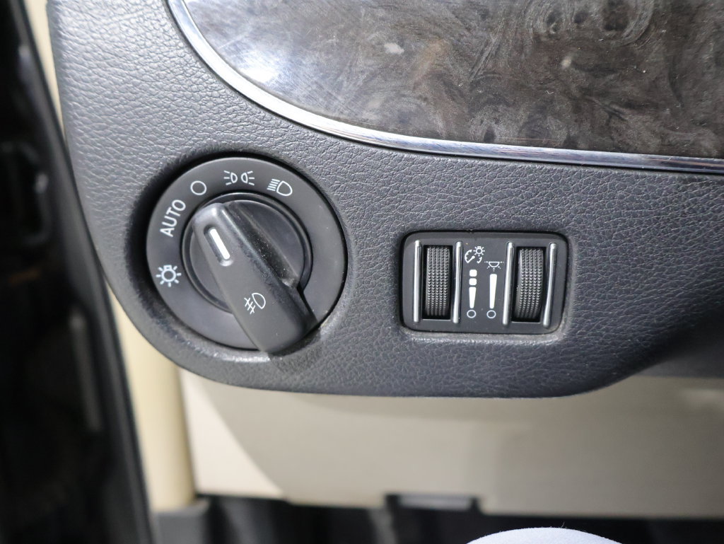 Used 2012 Chrysler Town & Country Touring w/ Entertainment Group #1 FWD image 28