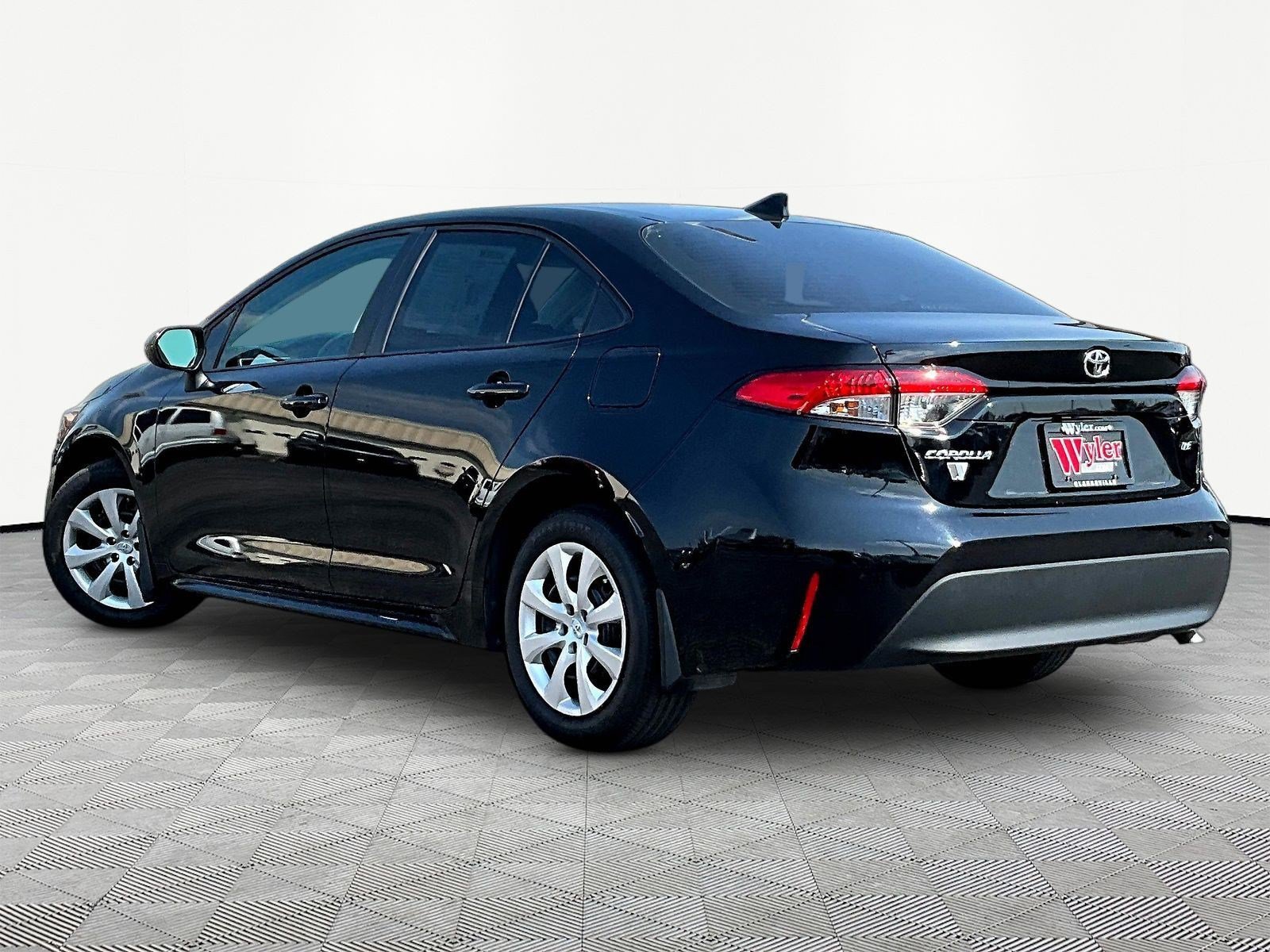 Used 2025 Toyota Corolla LE FWD image 4