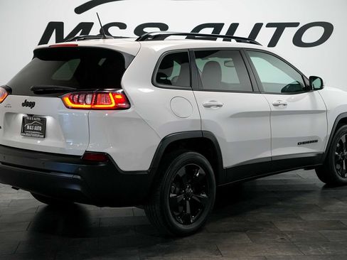 Used 2019 Jeep Cherokee Latitude Plus AWD/4WD image 4