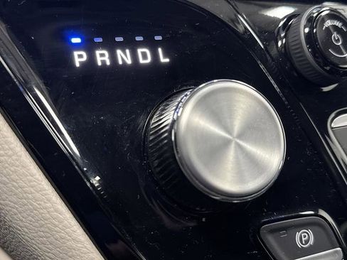 Used 2023 Chrysler Pacifica Limited w/ Uconnect Theater Family Group image 24