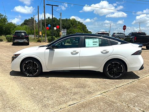 New 2026 Nissan Sentra SR w/ Floor Mat Package FWD image 5