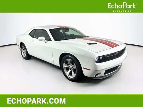 Used 2017 Dodge Challenger SXT RWD image 1