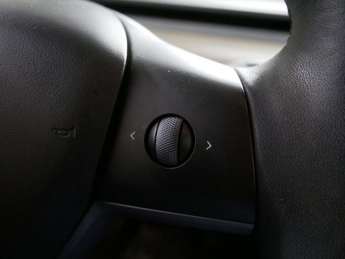 Used 2022 Tesla Model Y Long Range image 21