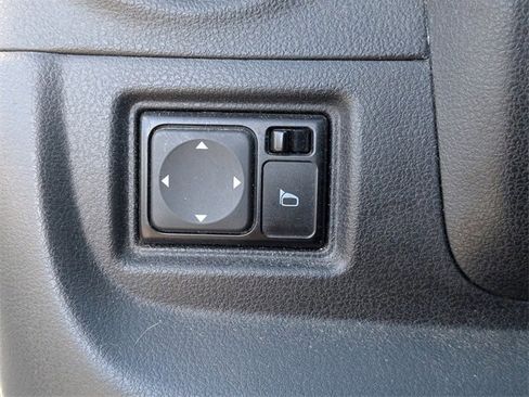 Used 2015 Nissan Versa SL image 24