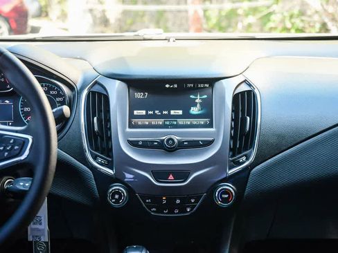 Used 2018 Chevrolet Cruze LT FWD image 13