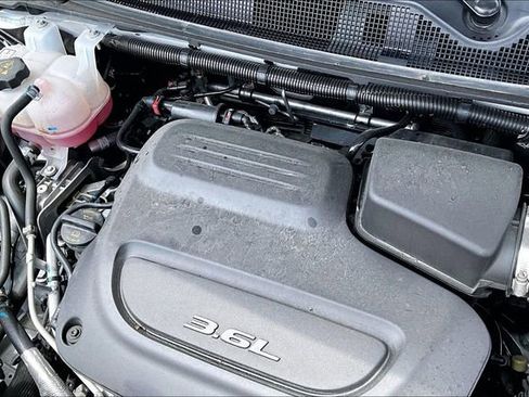 Used 2026 Chrysler Pacifica Limited FWD image 32